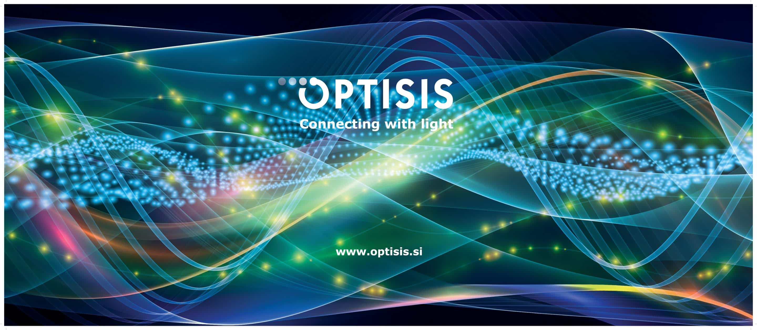 Logotip Optisis na abstraktnem ozadju svetlečih modrih in zelenih svetlobnih valov, ki ponazarjajo optična vlakna.