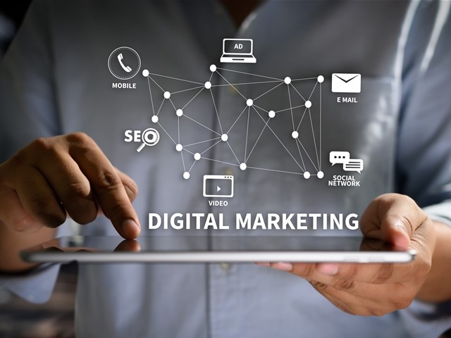 Kanali digitalnega marketinga na tablici Digitalni marketing in rešitve