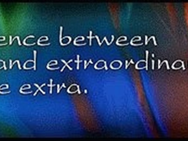 Navdihujoč citat na teksturiranem ozadju Ordinary vs. extraordinary