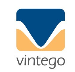 Logotip Vintego z modro-oranžno kvadratno ikono z belo valovito črto v obliki črke V in sivim napisom spodaj.