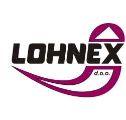 Logotip podjetja Lohnex d.o.o. s črnim napisom in stilizirano vijolično krivuljo na beli podlagi.