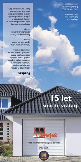 Zgibanka podjetja Matjaž d.o.o. ob 15. obletnici s prikazom garažnih vrat, strehe in modrega neba z oblaki.