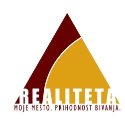 Logotip Realiteta z rdeče-rumenim trikotnikom in sloganom Moje mesto. Prihodnost bivanja.