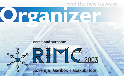 Akreditacija za organizatorja dogodka RIMC 2003 v Mariboru z motivom železniških tirnic v ozadju.