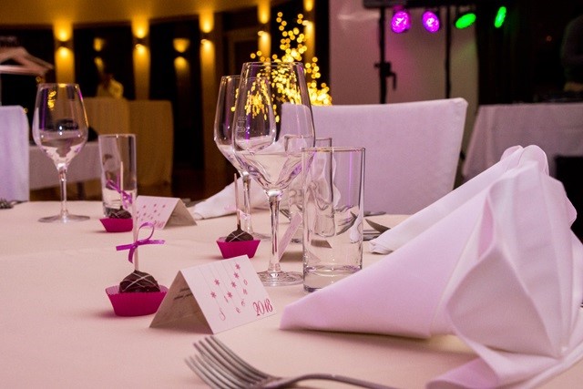 Elegantna dekoracija slavnostne mize Execution of a flawless event