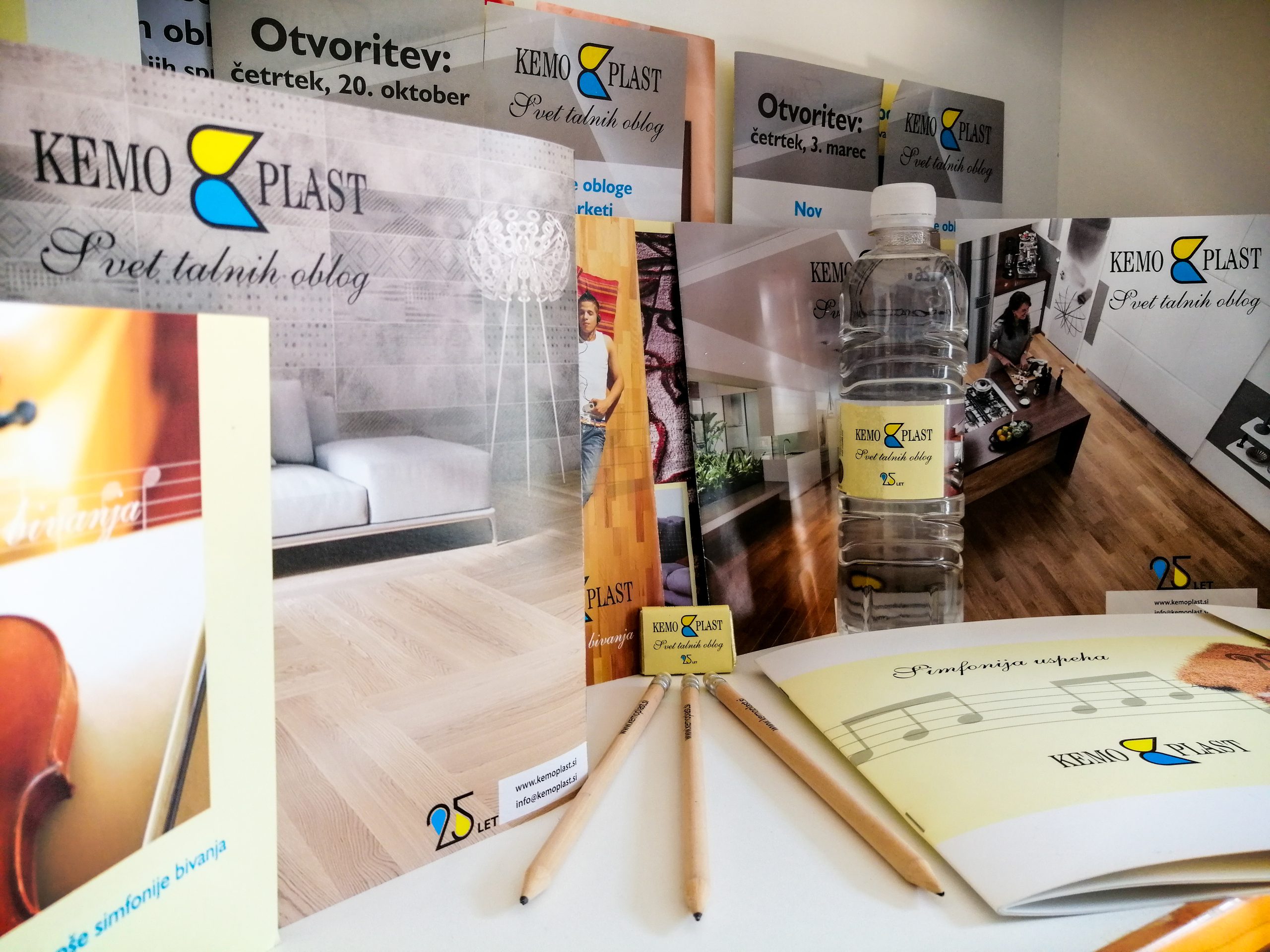Promocijski material Kemoplast, vključno z brošurami, svinčniki, plastenko vode in plakati za otvoritve.