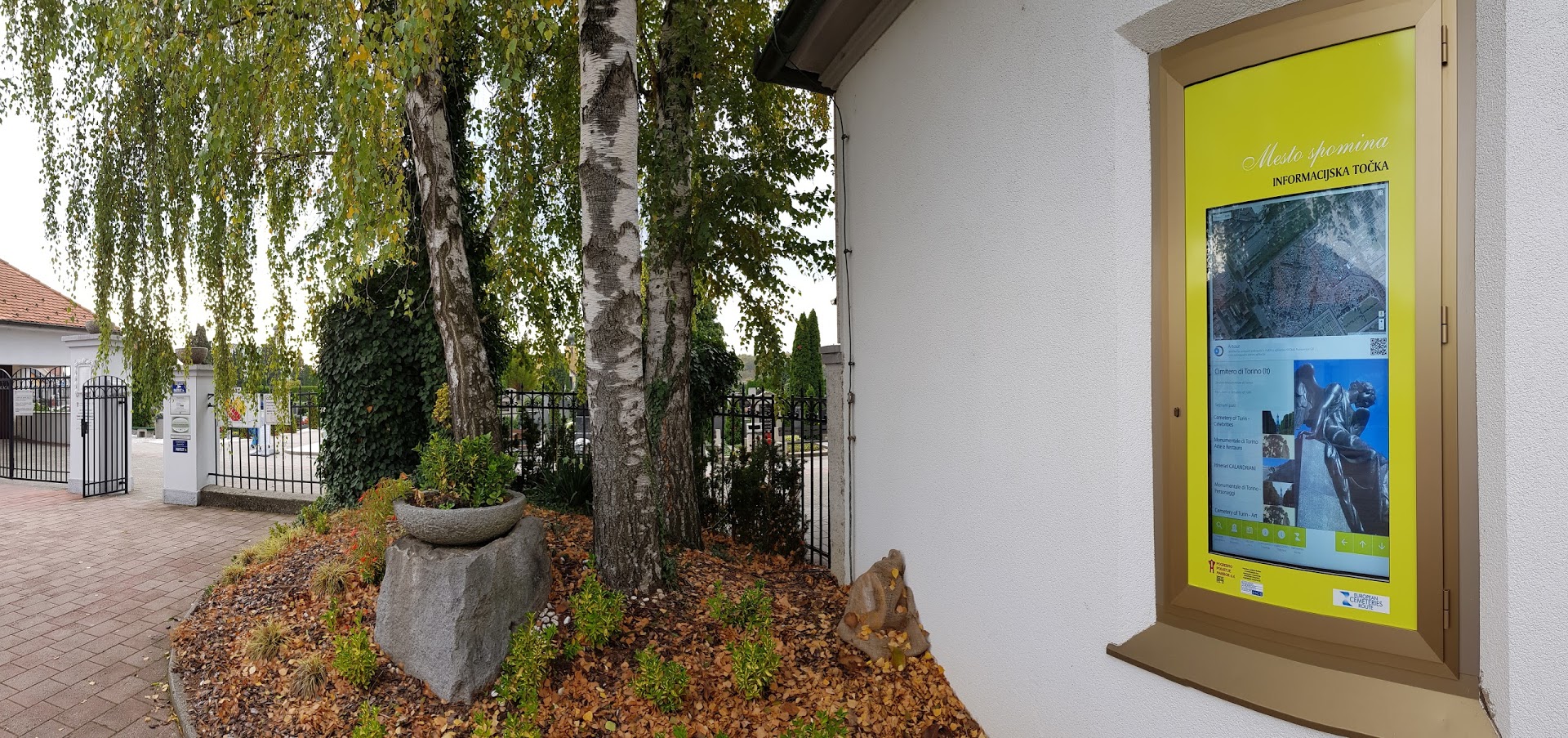 Interaktivni infomat Mesto spomina na steni pokopališča Pobrežje ob brezah.