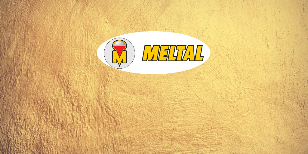 Logotip podjetja Meltal z rumeno črko M in ikono taljenja kovine na teksturirani zlato-rumeni steni.