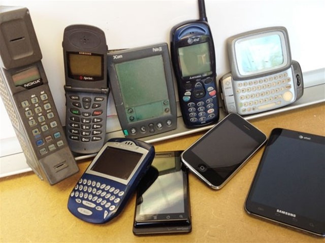 Evolucija mobilnih komunikacijskih naprav Mobilni telefoni