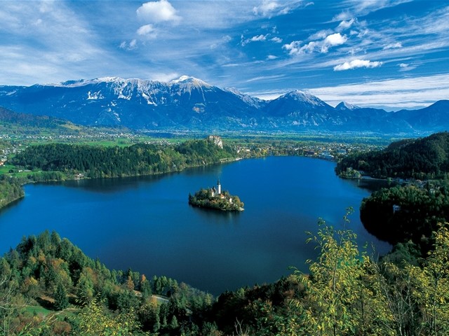Slikovito Blejsko jezero v Sloveniji Bled
