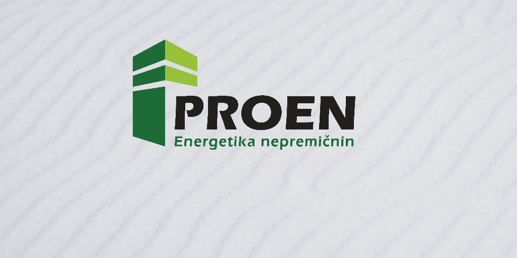Logotip PROEN Energetika nepremičnin z zeleno ikono stavbe na beli valoviti podlagi.
