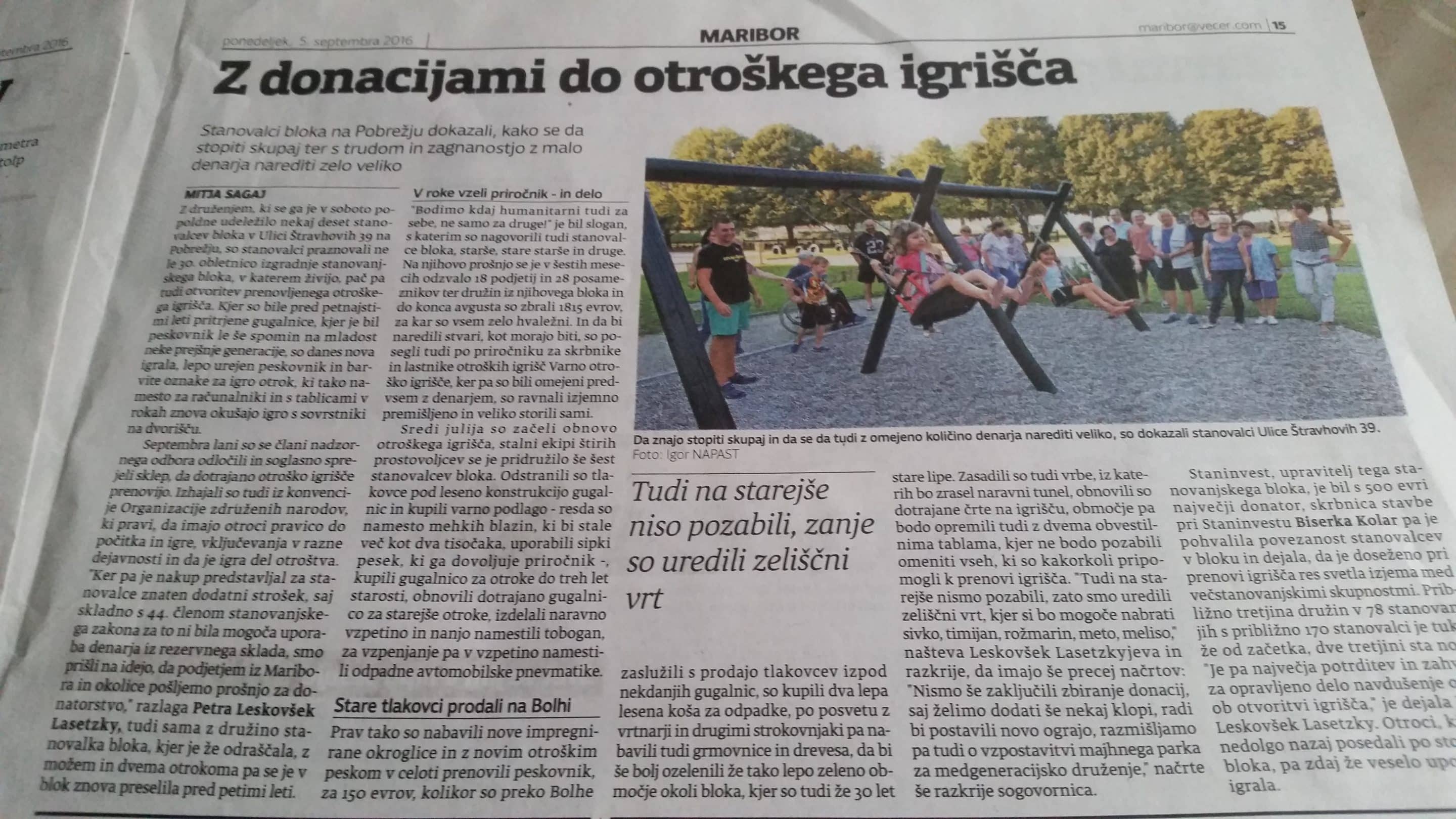 Časopisni članek iz Večera z naslovom Z donacijami do otroškega igrišča in fotografijo otrok na gugalnicah.