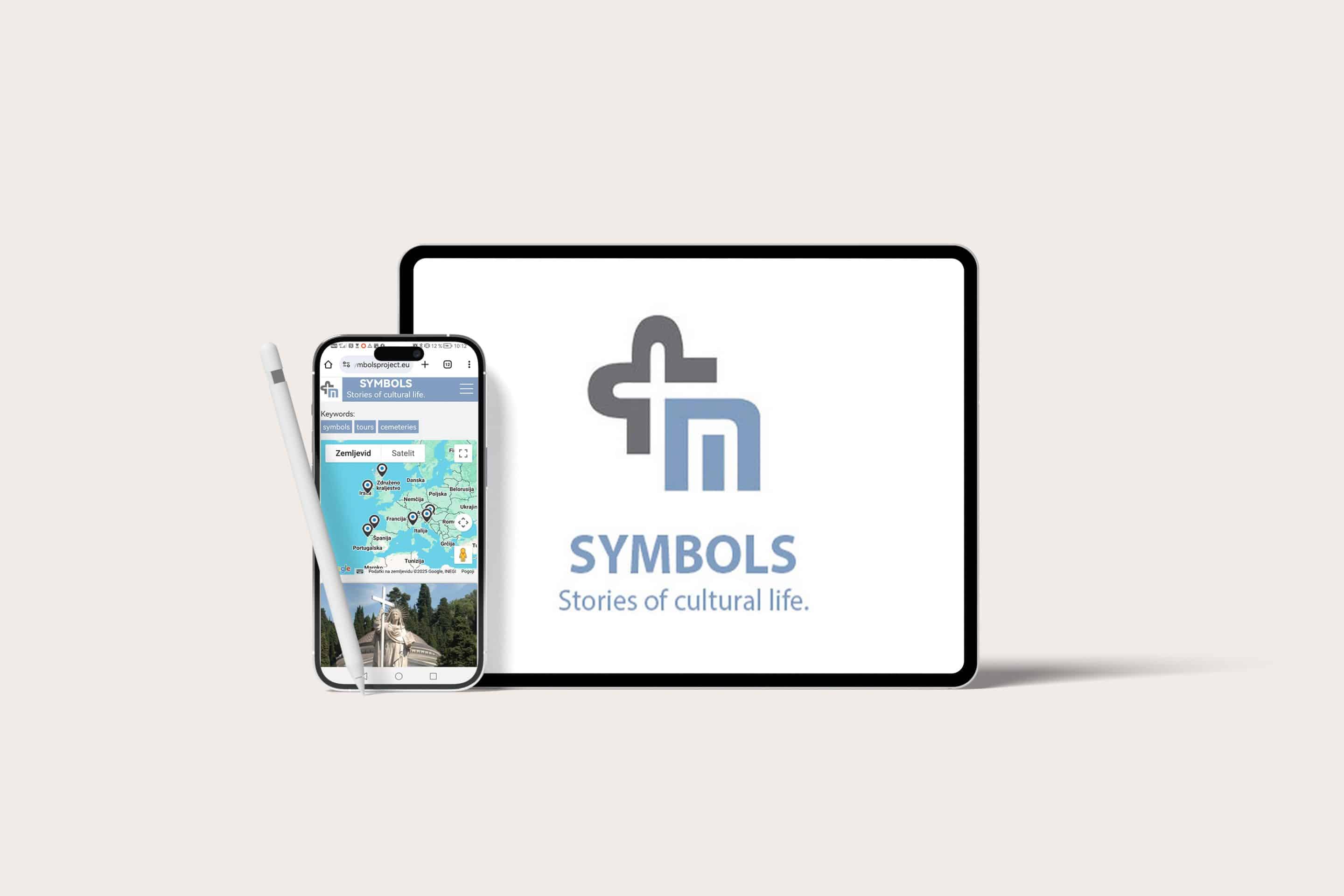 Tablica z logotipom Symbols in pametni telefon s prikazom interaktivnega zemljevida ter pisalom.