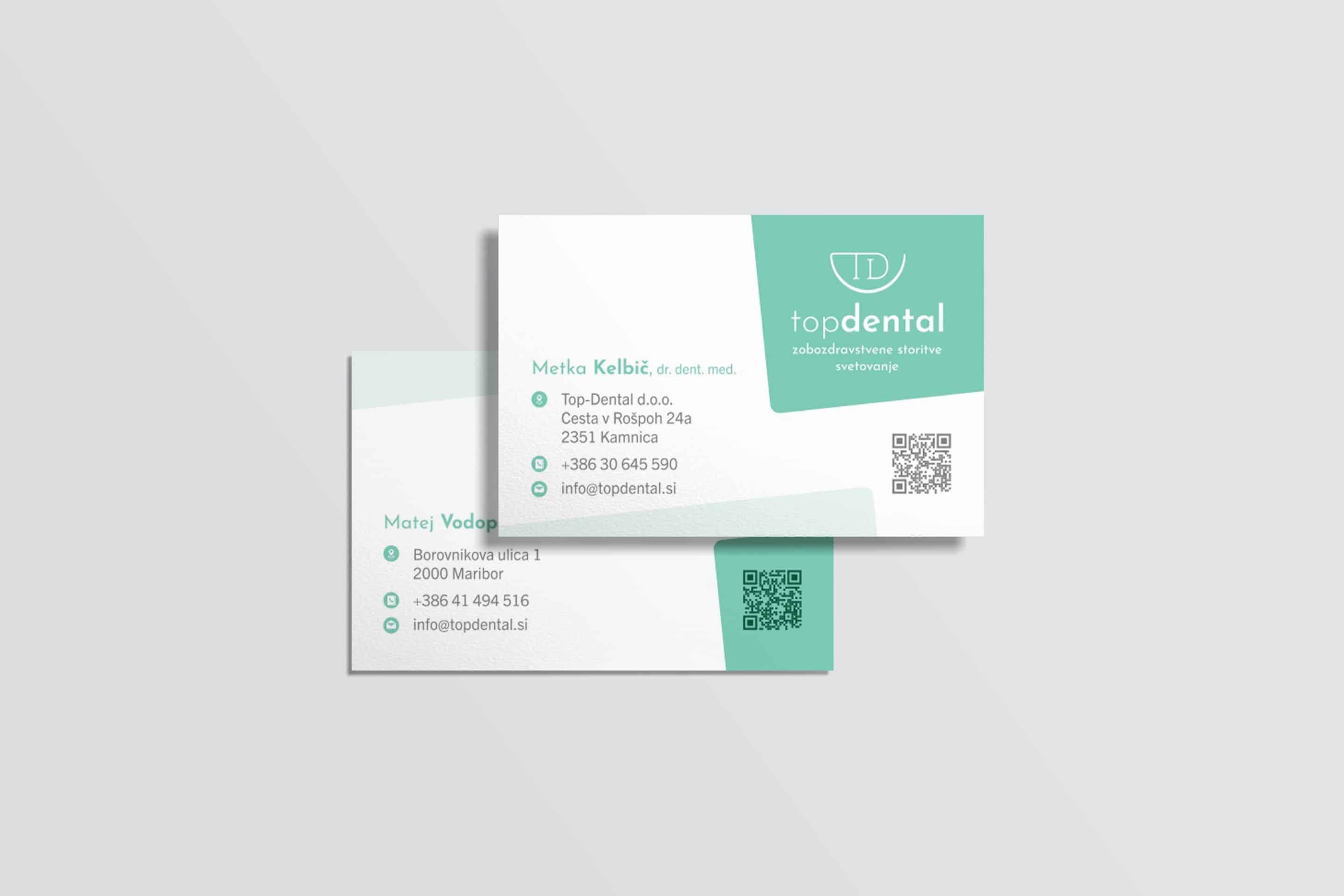 Dve minimalistični vizitki za Top Dental z mentol zeleno barvo, kontaktnimi podatki in QR kodama na sivi podlagi.