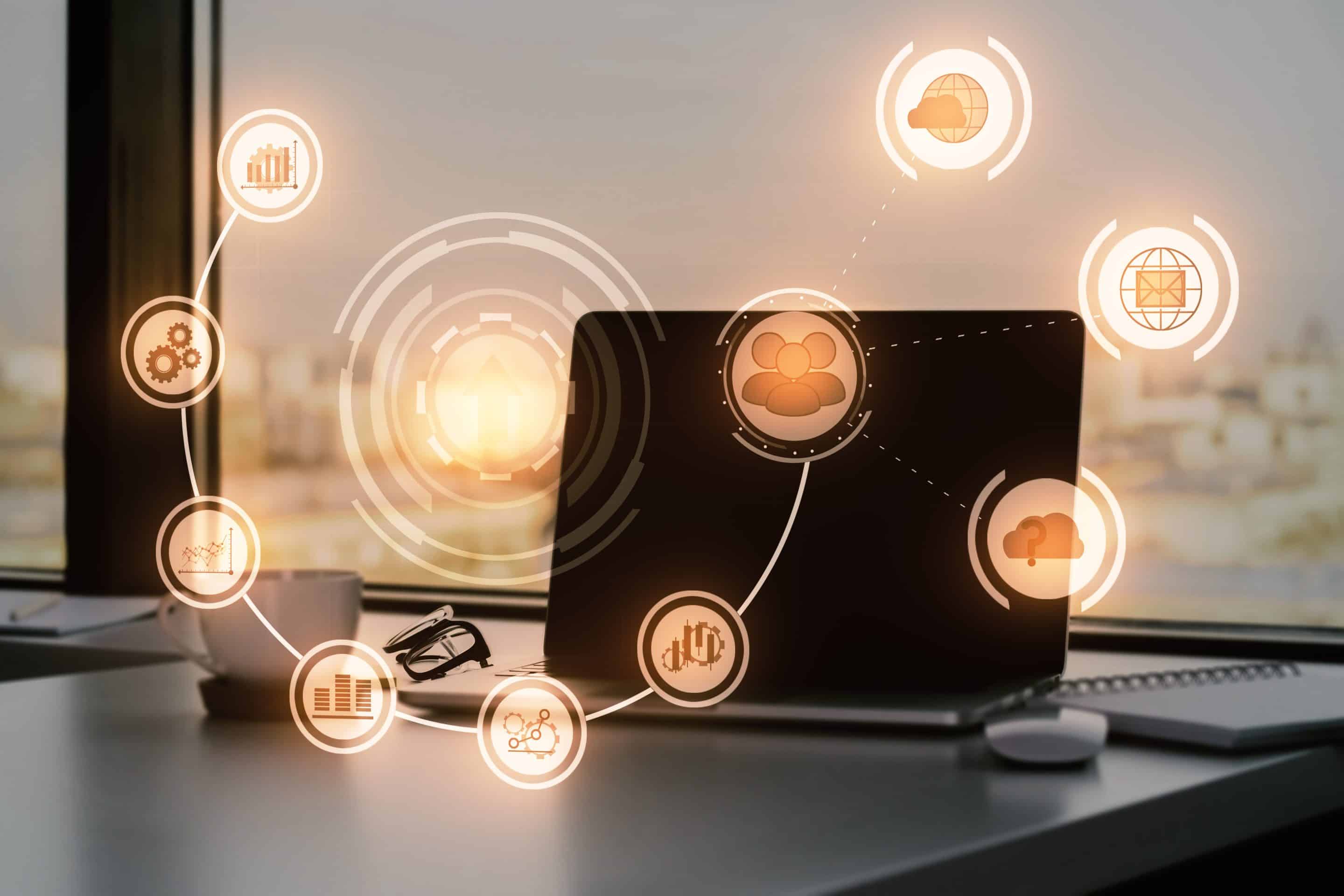 Prenosnik z ikonami digitalnih orodij, ki predstavljajo povezan spletni portal